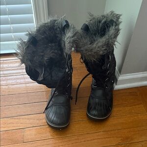 Sorel Black Winter Boots with Gray Fur